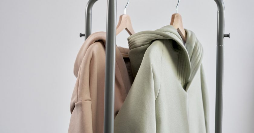 Modne bluzy damskie: jakie kolory będą modne jesienią 2021 roku?