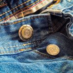 Spodnie w kant – jak o nie dbać i z czym je nosić?