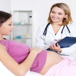 Jak przebiega pierwsza wizyta u lekarza prowadzącego ciążę?